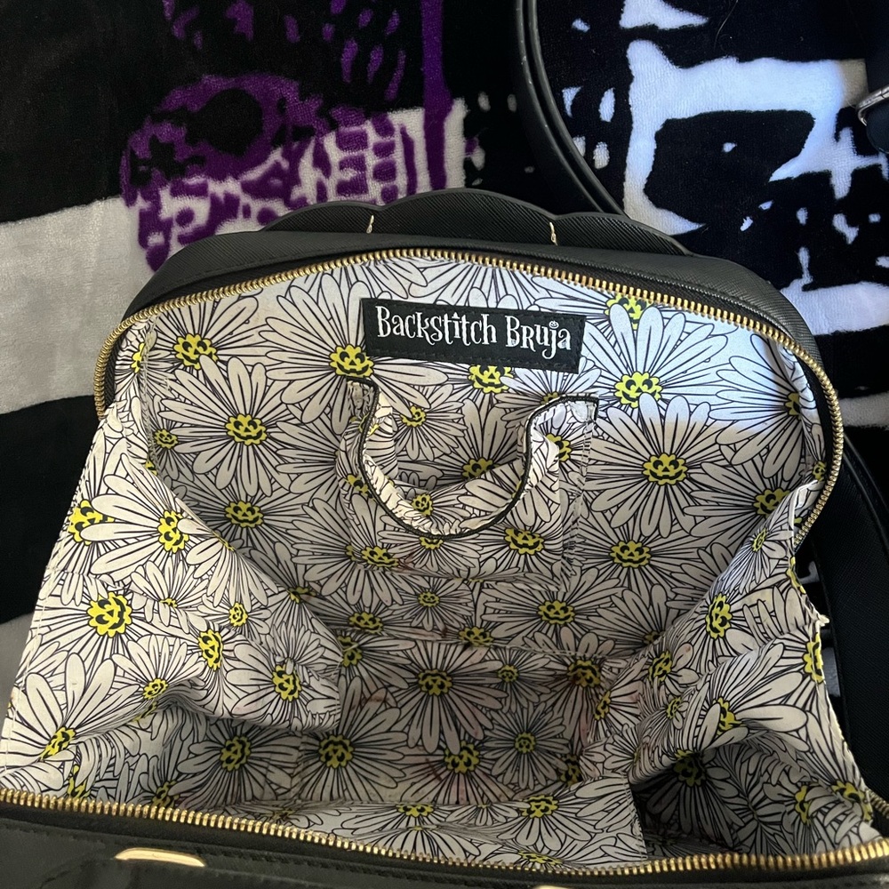 Backstitch bruja purse - Picture 3 of 4